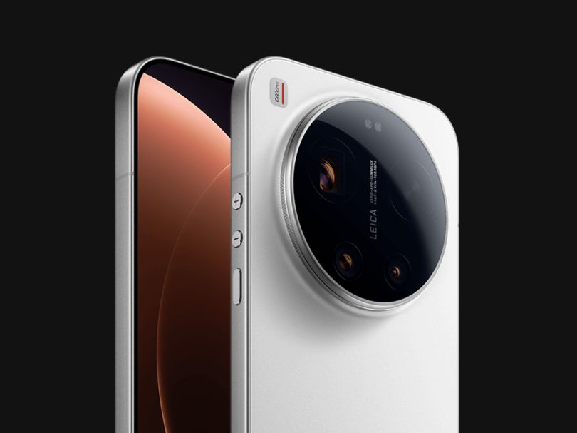 Dos d'un smartphone Xiaomi premium blanc avec un imposant module photo circulaire Leica, illustrant le futur Xiaomi 17 Max et sa batterie record de 8000 mAh.