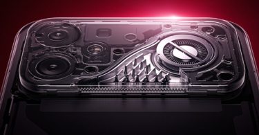 Vue en éclatée de la partie supérieure arrière du Xiaomi Redmi K90 Max révélant un ventilateur de refroidissement interne de 18,1 mm, un dissipateur thermique à ailettes et un triple module caméra sous une coque transparente, sur fond rouge dégradé.