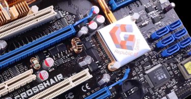 Carte mère ASUS ROG Crosshair originale 2006 avec son dissipateur en cuivre pur, caloducs intégrés, slots PCIe et logo Republic of Gamers historique sur le northbridge AM2.