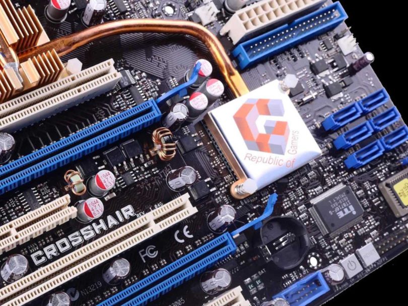 Carte mère ASUS ROG Crosshair originale 2006 avec son dissipateur en cuivre pur, caloducs intégrés, slots PCIe et logo Republic of Gamers historique sur le northbridge AM2.