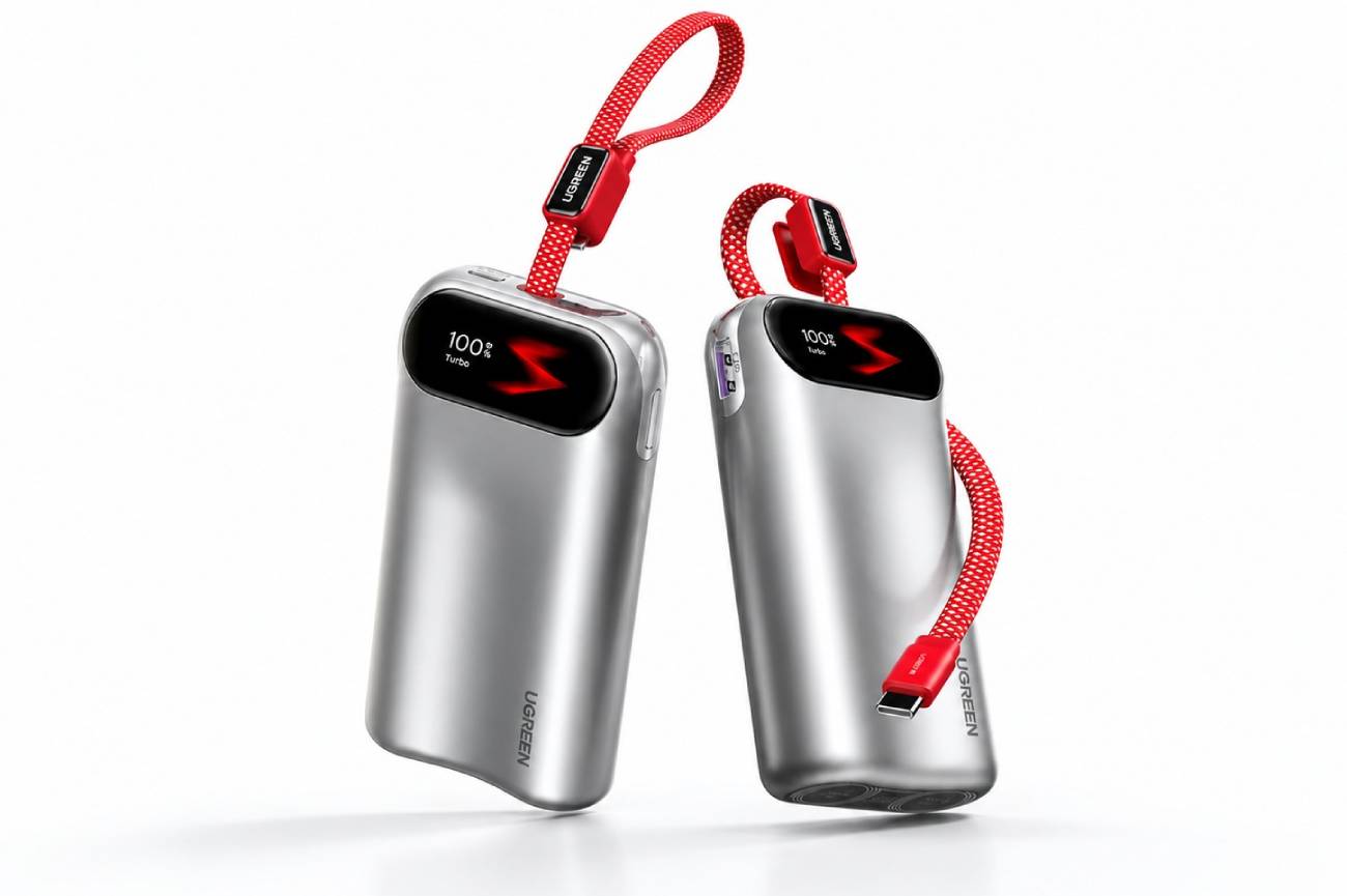 Deux batteries externes Ugreen PB610 45W en finition argent métallique. Elles mettent en évidence un écran ovale de 1,47 pouce affichant une charge à 100% et un câble USB-C tressé rouge intégré servant de dragonne.