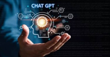 Illustration conceptuelle d'une tête humaine stylisée avec des engrenages et des icônes de données numériques, symbolisant le traitement des informations personnelles par l'intelligence artificielle ChatGPT.