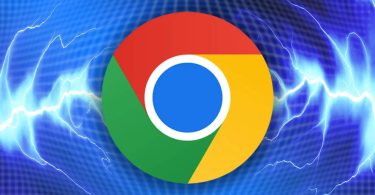 Le logo multicolore de Google Chrome centré sur un fond bleu dynamique traversé par des éclairs électriques, illustrant une mise à jour surprise ou une controverse technologique majeure.