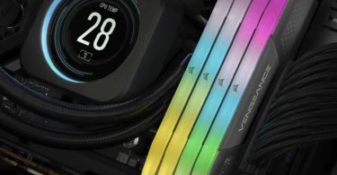 Modules de mémoire RAM Corsair Vengeance RGB illuminés à côté d'un watercooling, illustrant les nouveaux kits équipés de puces chinoises CXMT.