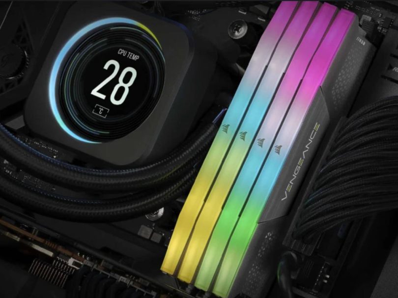 Modules de mémoire RAM Corsair Vengeance RGB illuminés à côté d'un watercooling, illustrant les nouveaux kits équipés de puces chinoises CXMT.