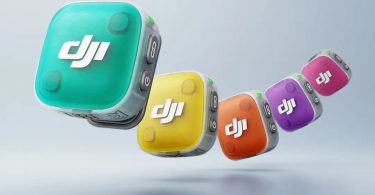 Cinq émetteurs DJI Mic Mini 2 en cubes compacts de 11 grammes suspendus en l'air dans cinq couleurs différentes turquoise jaune orange violet et magenta, avec logo DJI blanc sur le dessus, boutons de contrôle et LED verte sur le côté