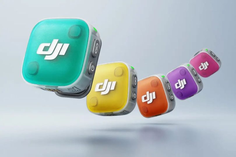 Cinq émetteurs DJI Mic Mini 2 en cubes compacts de 11 grammes suspendus en l'air dans cinq couleurs différentes turquoise jaune orange violet et magenta, avec logo DJI blanc sur le dessus, boutons de contrôle et LED verte sur le côté