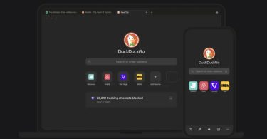 Interface du moteur de recherche DuckDuckGo en mode sombre sur un écran d'ordinateur et un smartphone, affichant une statistique de plus de 20 000 traceurs bloqués. L'application s'impose comme l'alternative principale face à l'IA imposée par Google.
