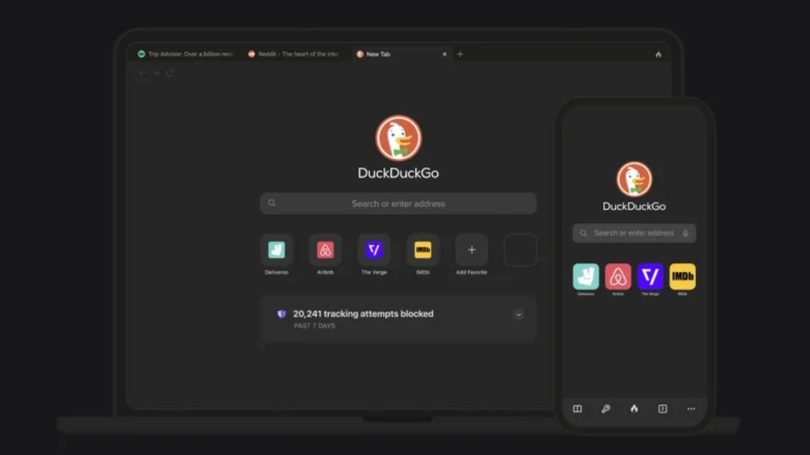 Interface du moteur de recherche DuckDuckGo en mode sombre sur un écran d'ordinateur et un smartphone, affichant une statistique de plus de 20 000 traceurs bloqués. L'application s'impose comme l'alternative principale face à l'IA imposée par Google.