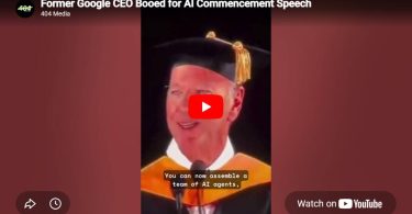 Capture d'écran d'une vidéo de 404 Media montrant l'ancien PDG de Google, Eric Schmidt, en costume académique de remise de diplômes, prononçant son discours sur l'intelligence artificielle avec un sous-titrage en anglais sur les agents d'IA.