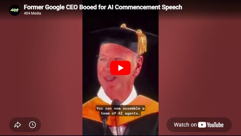 Capture d'écran d'une vidéo de 404 Media montrant l'ancien PDG de Google, Eric Schmidt, en costume académique de remise de diplômes, prononçant son discours sur l'intelligence artificielle avec un sous-titrage en anglais sur les agents d'IA.