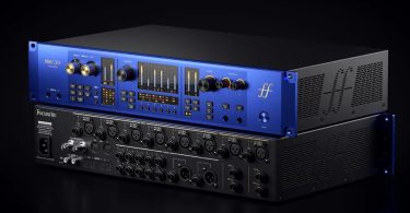 Focusrite ISA C8X face avant en aluminium anodisé bleu et face arrière noire avec connectique XLR, jack TRS, ADAT, S/PDIF et USB-C, vue 3/4 sur fond noir