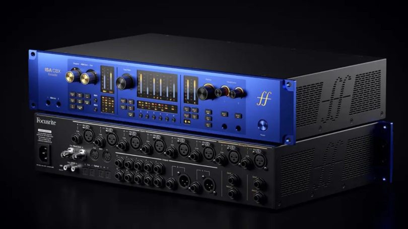 Focusrite ISA C8X face avant en aluminium anodisé bleu et face arrière noire avec connectique XLR, jack TRS, ADAT, S/PDIF et USB-C, vue 3/4 sur fond noir