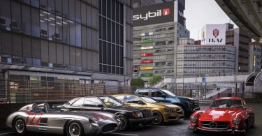 Capture d'écran de Forza Horizon 6 montrant un alignement de voitures Mercedes-Benz, dont une 300 SLR de course et une 300 SL rouge, garées dans un environnement urbain japonais ultra-détaillé avec des enseignes publicitaires "Sybil" et "Prav".