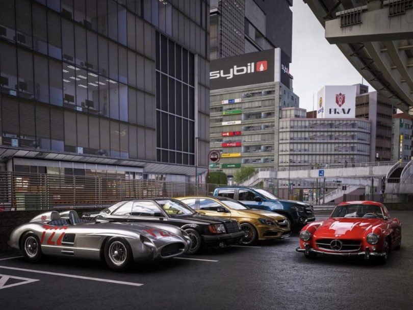 Capture d'écran de Forza Horizon 6 montrant un alignement de voitures Mercedes-Benz, dont une 300 SLR de course et une 300 SL rouge, garées dans un environnement urbain japonais ultra-détaillé avec des enseignes publicitaires "Sybil" et "Prav".
