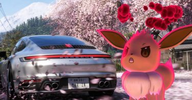 L'arrière d'une Porsche 911 Carrera S argentée sur une route de campagne japonaise avec le Mont Fuji et des cerisiers en fleurs. À droite, un Évoli Gigamax rose géant avec des nuages rouges parodie la référence "cachée" à Pokémon évoquée par les animateurs radio de Forza Horizon 6.