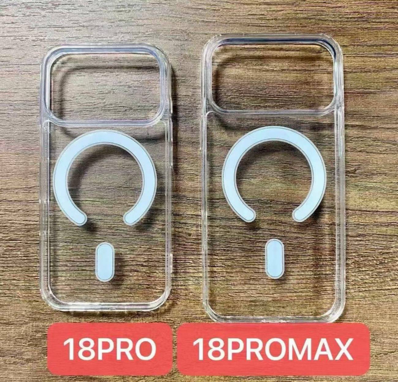 Photo de deux coques de protection transparentes MagSafe posées sur une table en bois, l'une étiquetée 18PRO et l'autre 18PROMAX, montrant une découpe rectangulaire massive et surélevée pour le module caméra arrière.