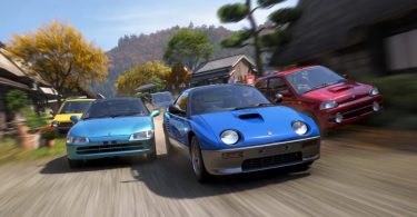 Course de voitures japonaises (Autozam AZ-1, Honda Beat) dans un village traditionnel nippon, issue d'une capture d'écran de Forza Horizon 6.