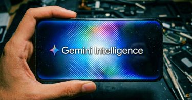 Smartphone Google Pixel affichant le logo Gemini Intelligence avec un fond d'écran coloré à effet de particules lumineuses sur un établi électronique.