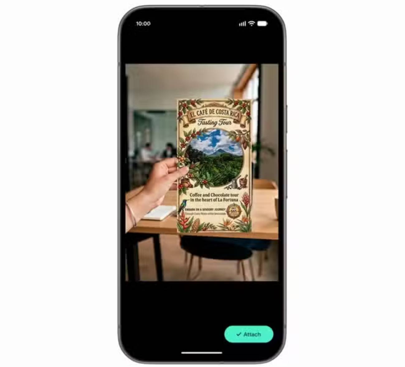 Démonstration de Gemini Intelligence sur smartphone Android : une main photographie un dépliant touristique El Café de Costa Rica Tasting Tour, illustrant la capacité multimodale agentique de l'IA à analyser un document physique pour déclencher une action.