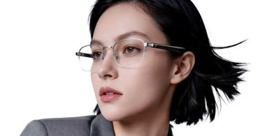 Lunettes audio connectées Hisense Vidda G11 portées par une jeune femme, monture fine ultralégère 26,5 g avec branches de 5,3 mm, design titane minimaliste pour le quotidien.