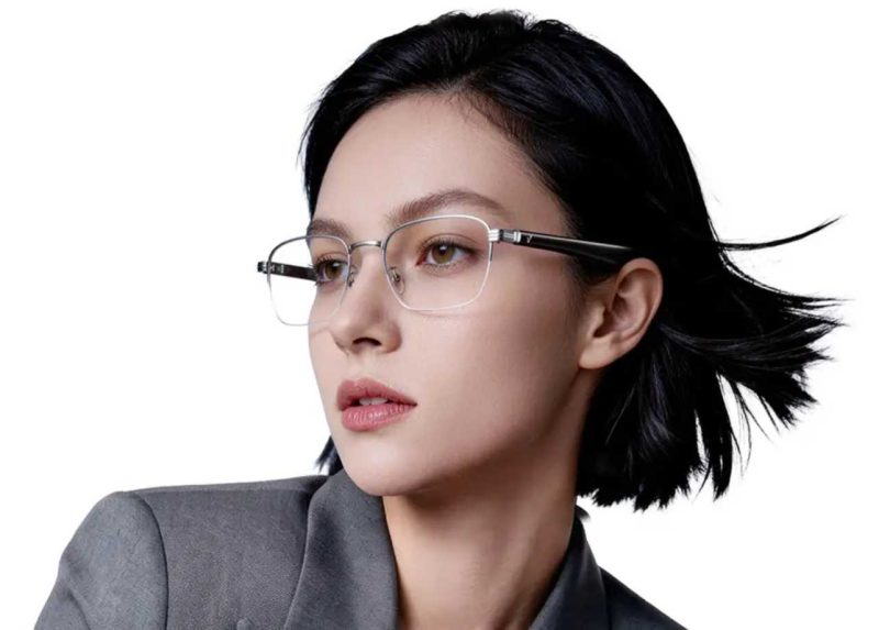 Lunettes audio connectées Hisense Vidda G11 portées par une jeune femme, monture fine ultralégère 26,5 g avec branches de 5,3 mm, design titane minimaliste pour le quotidien.