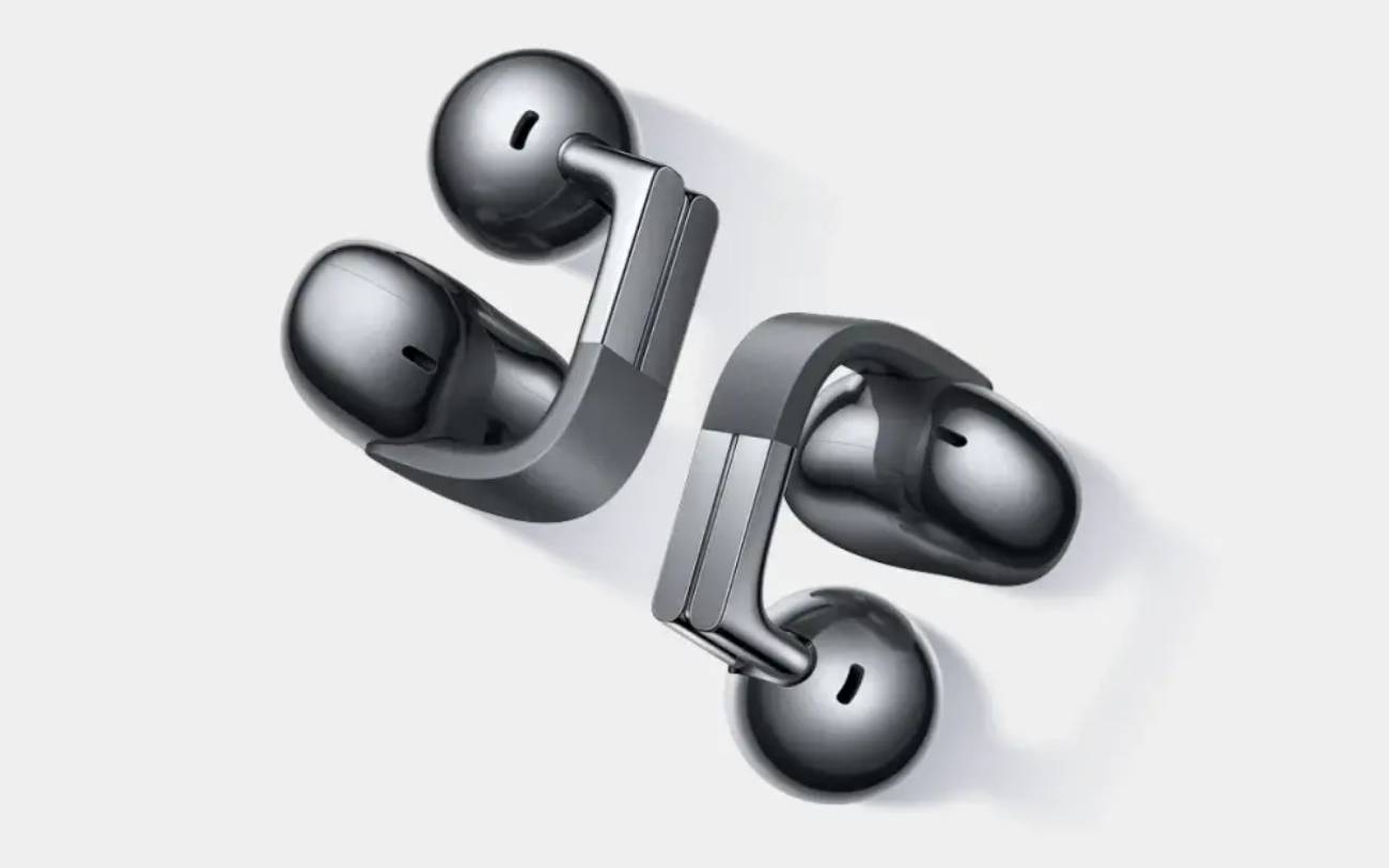 Vue détaillée des Honor Earbuds Clip Pro montrant l'arceau en alliage nickel-titane chromé reliant le module acoustique avant à la coque arrière, finition Prism Black métallique brillante.