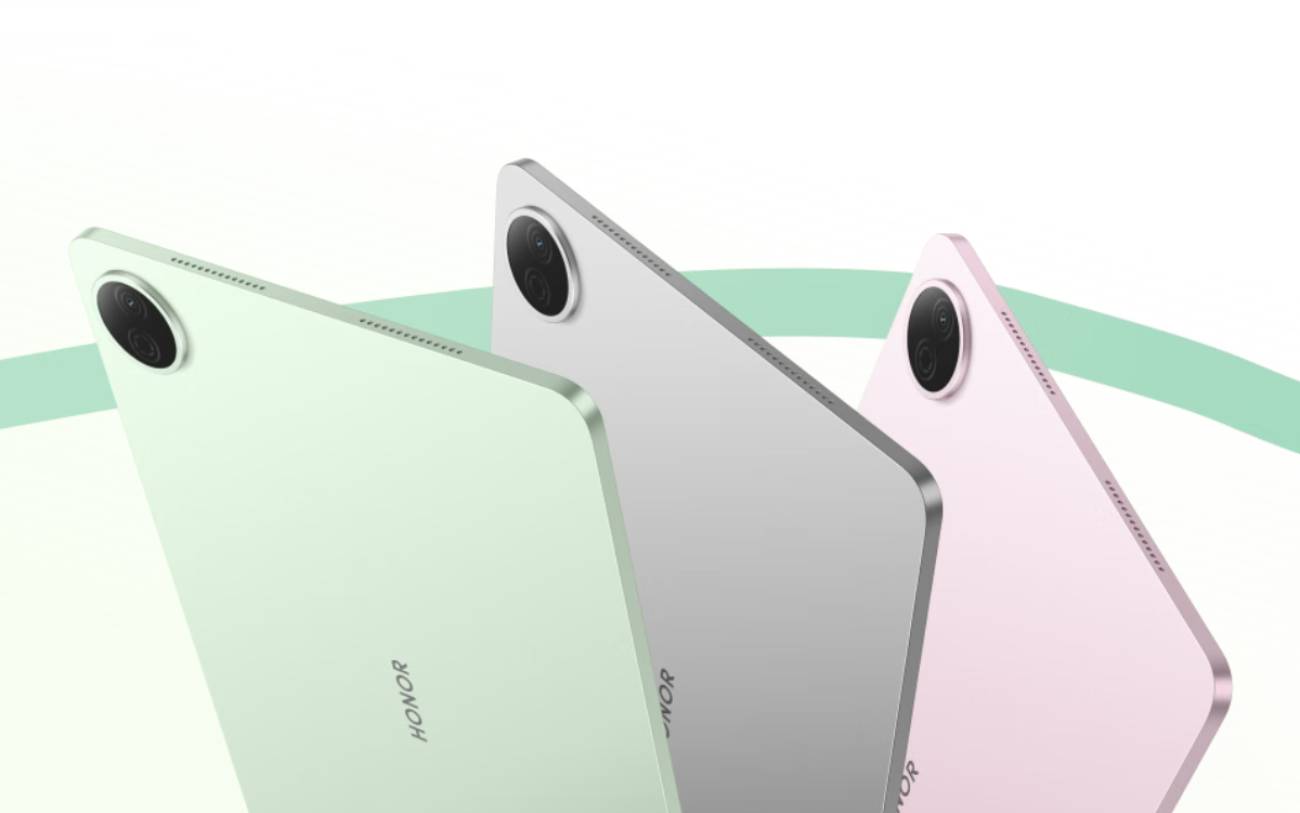 Dos de la tablette Honor Pad 20 présentée dans ses trois coloris officiels (vert, gris et rose), mettant en évidence son module photo circulaire.