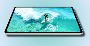 Tablette Honor Pad 20 affichant une vidéo de surf, mettant en valeur son écran LCD 12,1 pouces aux bordures fines.