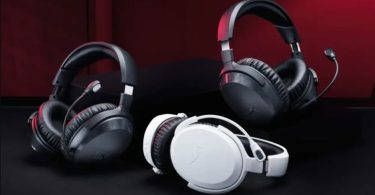 Trois casques gaming HyperX Cloud Stinger 3 et CloudX Stinger 3 en finitions noir et blanc avec accents rouges, microphones perche déployés, posés sur fond noir et rouge studio