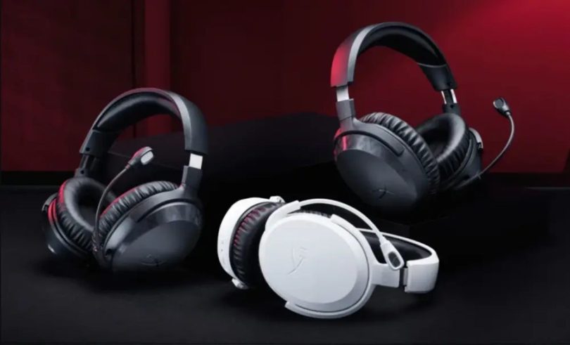 Trois casques gaming HyperX Cloud Stinger 3 et CloudX Stinger 3 en finitions noir et blanc avec accents rouges, microphones perche déployés, posés sur fond noir et rouge studio