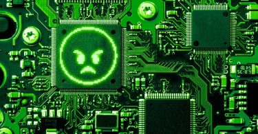 Circuit imprimé vert illuminé par un visage en colère pixelisé, symbolisant l'intelligence artificielle saturant le système de rapports de bugs de sécurité sur Linux.