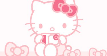 Illustration minimaliste rose de Hello Kitty tenant la caméra miniature Insta360 GO Ultra entre ses mains, entourée de nœuds emblématiques sur fond clair.