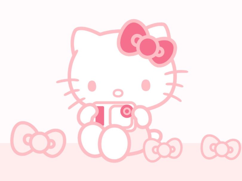 Illustration minimaliste rose de Hello Kitty tenant la caméra miniature Insta360 GO Ultra entre ses mains, entourée de nœuds emblématiques sur fond clair.