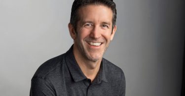 Portrait officiel de John Ternus, actuel responsable de l'ingénierie hardware et futur CEO d'Apple succédant à Tim Cook en septembre 2026.