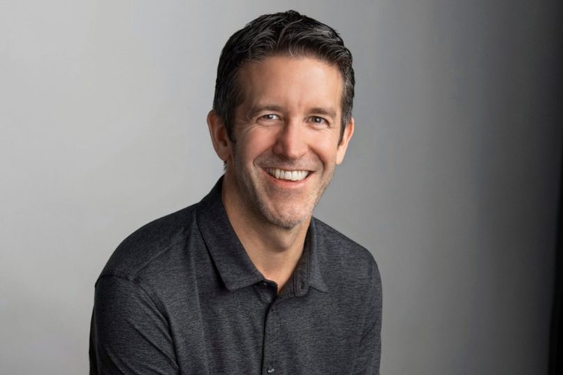 Portrait officiel de John Ternus, actuel responsable de l'ingénierie hardware et futur CEO d'Apple succédant à Tim Cook en septembre 2026.