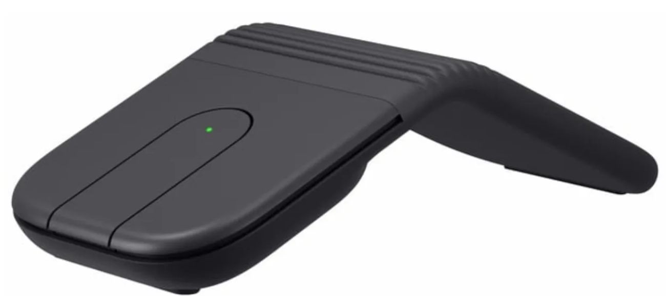 Vue de profil trois quarts de la souris pliante Logitech en position dépliée, forme arc pointu noir mat avec LED vert d'activité, design ambidextre pour mobilité professionnelle