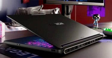 Ordinateur portable gaming Lenovo Legion 5i 15IAX11 de couleur noire, partiellement ouvert sur un bureau, dévoilant son clavier rétroéclairé RGB et sa connectique arrière complète.