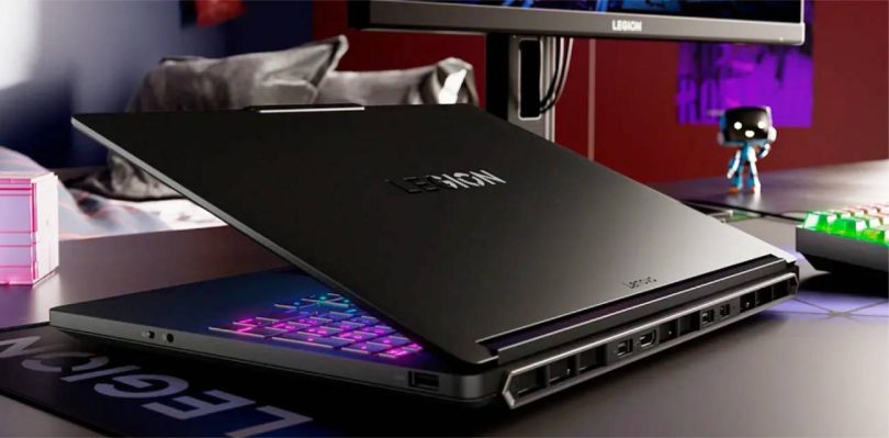 Ordinateur portable gaming Lenovo Legion 5i 15IAX11 de couleur noire, partiellement ouvert sur un bureau, dévoilant son clavier rétroéclairé RGB et sa connectique arrière complète.