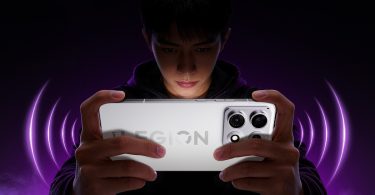 Smartphone gaming Lenovo Legion Y70 2026 coloris blanc tenu en mode paysage par un joueur, ambiance violette néon avec ondes sonores stylisées et bloc photo arrière imposant