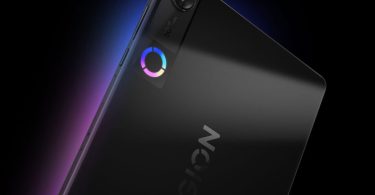 Vue rapprochée du dos de la tablette gaming Lenovo Legion Y700 2025 en coloris noir, mettant en avant le module caméra de 50 MP, le logo Legion gravé et un anneau lumineux LED RGB circulaire sur fond sombre avec des reflets violets.