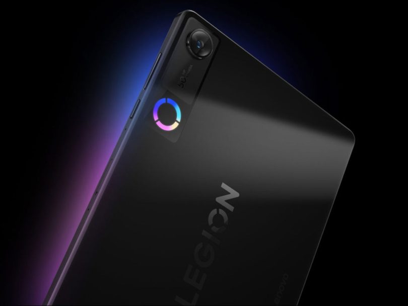 Vue rapprochée du dos de la tablette gaming Lenovo Legion Y700 2025 en coloris noir, mettant en avant le module caméra de 50 MP, le logo Legion gravé et un anneau lumineux LED RGB circulaire sur fond sombre avec des reflets violets.