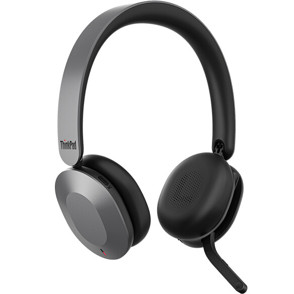 Casque Lenovo ThinkPad Dual-Mode Wireless ANC Foldable Headset 8550 Aura Edition vu de trois quarts, perche micro déployée pour les appels et visioconférences.
