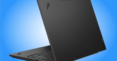 Ordinateur portable Lenovo ThinkPad E14 Gen 8 de 14 pouces couleur Eclipse Black vu de trois-quarts arrière, mettant en évidence son châssis, son encoche webcam et le logo emblématique de la gamme.