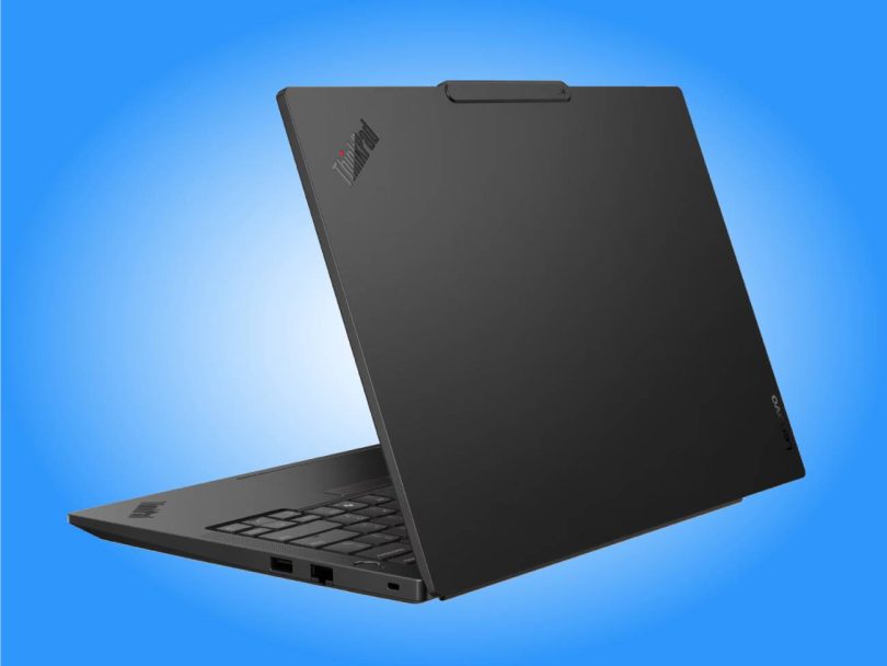 Ordinateur portable Lenovo ThinkPad E14 Gen 8 de 14 pouces couleur Eclipse Black vu de trois-quarts arrière, mettant en évidence son châssis, son encoche webcam et le logo emblématique de la gamme.