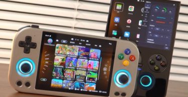 Consoles portables Anbernic RG477M argentée affichant la bibliothèque de jeux du RG Home launcher, et RG477V noire montrant le menu superposé du RG Control Center.
