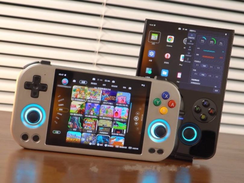 Consoles portables Anbernic RG477M argentée affichant la bibliothèque de jeux du RG Home launcher, et RG477V noire montrant le menu superposé du RG Control Center.