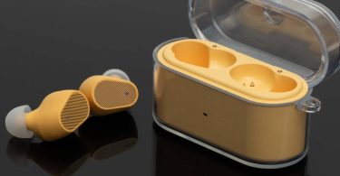 Écouteurs TWS Moondrop Pudding coloris jaune avec embouts silicone translucides, posés à côté de leur boîtier de recharge ouvert à couvercle transparent, photographiés sur fond noir.