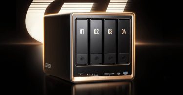 Serveur NAS Ugreen DXP4800 GT de face arborant son nouveau design noir et or, mettant en évidence ses 4 baies numérotées et sa connectique en façade comprenant des ports USB 10 Gbps et un lecteur de cartes.
