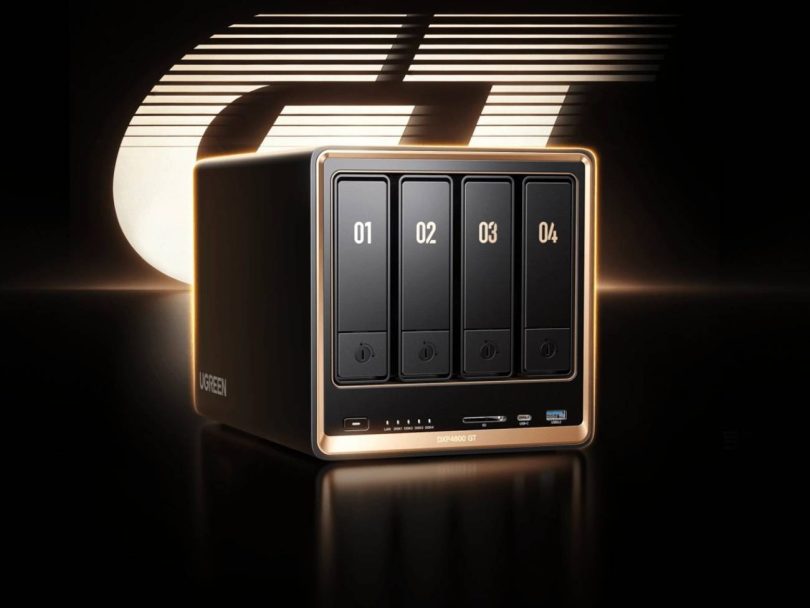 Serveur NAS Ugreen DXP4800 GT de face arborant son nouveau design noir et or, mettant en évidence ses 4 baies numérotées et sa connectique en façade comprenant des ports USB 10 Gbps et un lecteur de cartes.
